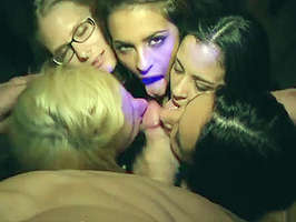 Orgia con chicas europeas profesionales haciendo mamadas