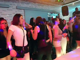 Fiesta de sexo salvaje sin censura con 50 chicas muy cachondas en una discoteca