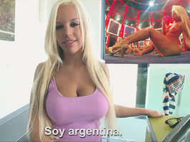Rubia Argentina muy puta con grandes tetas mamando 7 pollas en un peep show