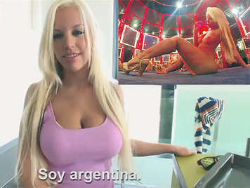 Rubia Argentina muy puta con grandes tetas mamando 7 pollas en un peep show