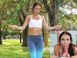 Linda muchacha haciendo aerobic en el parque acaba con una polla follando su boca