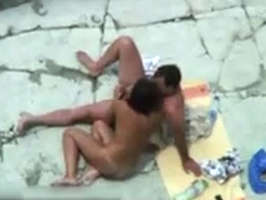 Voyeur graba en video a dos parejas follando en una playa nudista