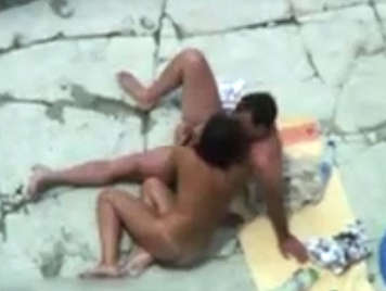 Voyeur graba en video a dos parejas follando en una playa nudista
