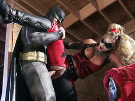 Parodia Porno con Batman, que está cachondo y se folla a la rubia mas peligrosa de la Ciudad