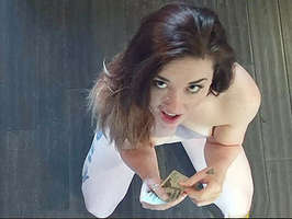 Chica traviesa con un lindo cuerpo y pequeñas tetas naturales follando y chupando una polla por dinero