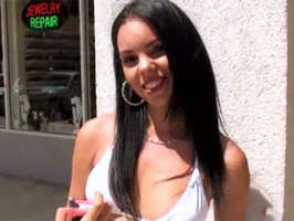Sexy jovencita latina en pantaloncitos cortos seducida por dinero