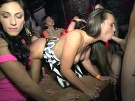 Fiesta de sexo con chicas descaradas en una sala VIP
