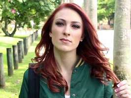 Follando a una chica pelirroja con el coño depilado de pezones en punta