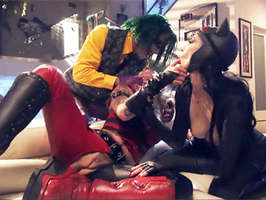 Parodia porno. El joker follando con catwoman y una rubia con coletas de coño peludo