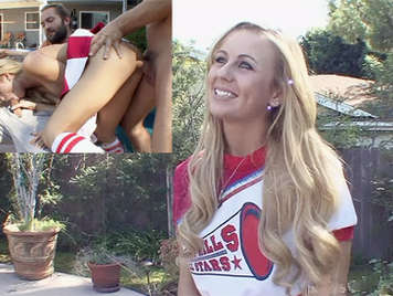 Blonde Cheerleader mit natürlichen Titten ein Go saugen