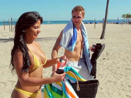 Milf culona en la playa aburrida del sol prefiere chupar y follar una gran polla