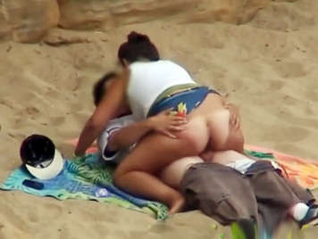 Video porno voyeur de dos parejas follando en la playa