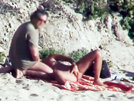 Video porno voyeur de una pareja practicando sexo oral en la playa