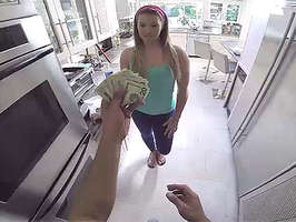 Empleada de hogar follada por dinero