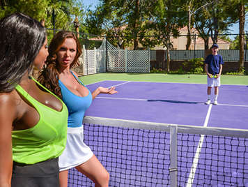 Zwei Tennisspieler reifen die recogepelotas ficken
