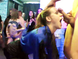 Fiesta de pollas escupiendo semen dentro de las traviesas bocas de unas chicas traviesas