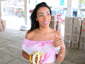 Sexy latina pillada en el mercado acepta follar a cambio de plata