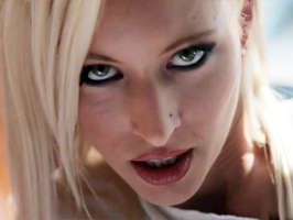 Preciosa chica checa rubia follando una polla inundando su boca con una buena corrida