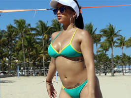 Latina en la playa juega a voley y quiere una polla follando su coño