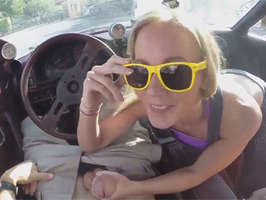 Preciosa rubia con tetas naturales y garganta profunda chupa una gran polla en un coche
