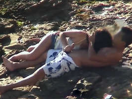 Video porno voyeur, chica con braguitas haciendo una mamada a su novio en la playa