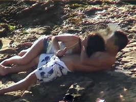 Video porno voyeur , jovencita haciendo una mamada a su novio en la playa