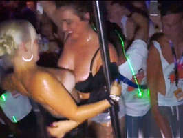 Fiesta de sexo con unas chicas borrachas enseñando las tetas