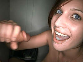 guarra tragando semen en el gloryhole