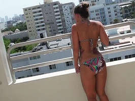 Rubia tetuda en bikini  follada en la terraza al sol