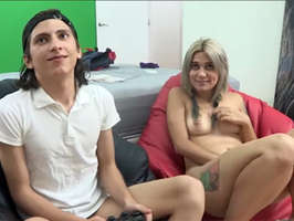 Pareja amateur follando mientras juegan a la Play Station
