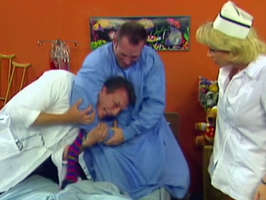El buen doctor y su rubia enfermera tetona chupapollas