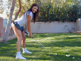 Pequeña jugadora de golf aprende los secretos de las pelotas en el campo