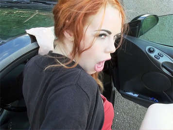 Cazzo in macchina con una ragazza dai capelli rossi con u