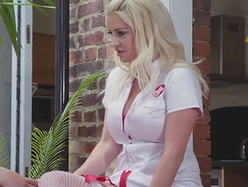 Tetona rubia enfermera chupa polla a su paciente.