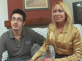 Rubia amateur milf rubia cachonda follando con un chico joven