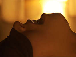 Sensual y sexy morena con los ojos vendados follada a la luz de las velas