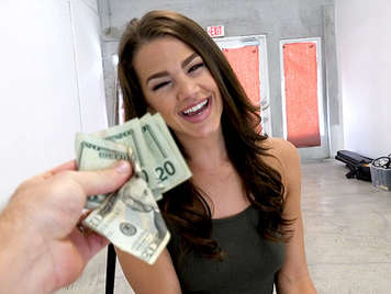 Chica follando por dinero pillada in fraganti