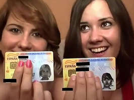 Porno casero amateur follando con dos hermanas muy sexys en su debut porno