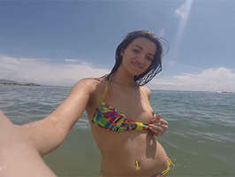 Porno español sexy lolita en bikini haciendo una mamadca en el coche