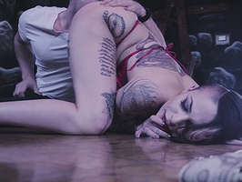 Follando a una tatuada en un puticlub de brazzers
