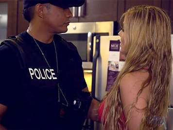 Police baise dur une blonde escort grande t
