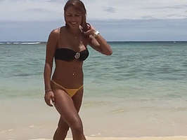 Follando en la playa a una guarra 
