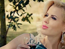 Rubia elegante de la alta sociedad follando como una perra en el lujoso jardin de su mansión