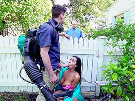 Esposa infel follada por el jardinero a escondidas de su marido