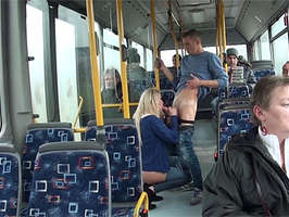 Pareja follando en un bus publico