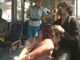 Sexo duro y sádico en autobus publico