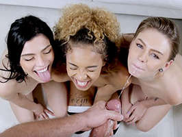 Tres amigas se follan a un vecino en un cuarteto de sexo con corrida facial