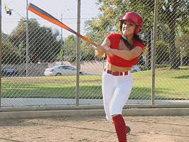 Jugadora de Beisbol con grandes tetas acaba con  el bate metido en el coño