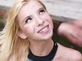 Sexo en publico con una rubia teen con la cara llena de seme