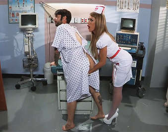 Enfermera haciendo un examen de prostata le hacen una inspección vaginal con la polla